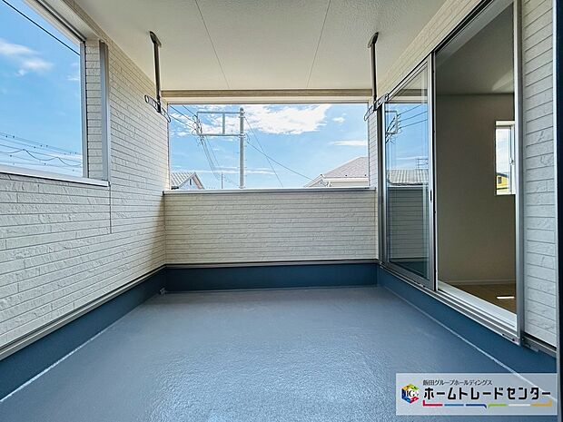 【☆Balcony☆】～バルコニー～
南コーナーのバルコニーは朝から日差しが入ります。折り畳みアームが設置され洗濯物やお布団もたっぷり干せます
