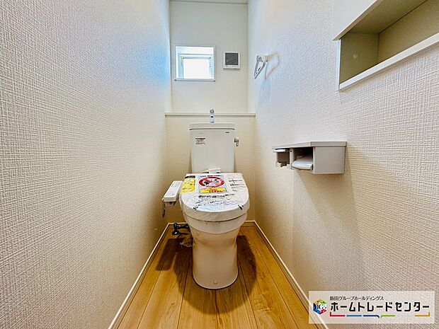 【【設備】シャワートイレ】１階、２階それぞれに窓が付くシャワートイレを設置しました。白を基調とした清潔感のある窓付きのトイレは陽射し差し込む明るい空間となり、換気環境も良好です