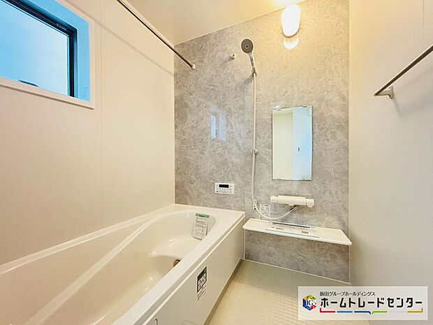 【☆BathRoom☆】~浴室~
ユニットバスは浴室乾燥機能も付き雨の日の洗濯物も乾かせます。ゆったりと足を伸ばして一日の疲れも落とせます♪