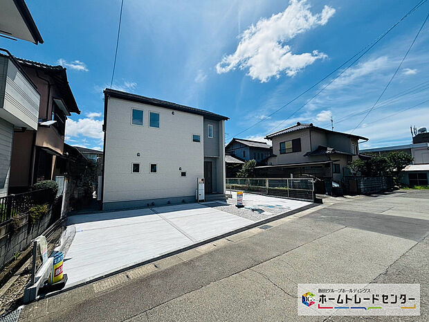 【前道路を含む現地外観写真】北側4.9~7.3m幅の道路が接します