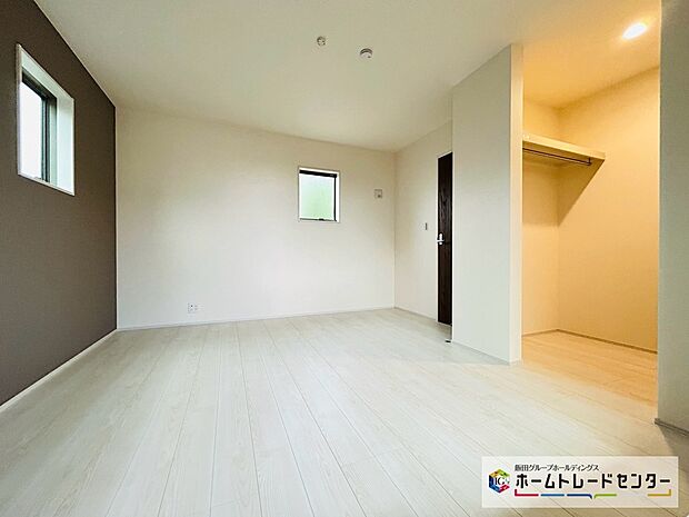 【☆BedRoom☆】2号棟~主寝室~
アクセントクロスでスタイリッシュな室内です。開放的なバルコニー直結の室内はお日様の光をたっぷり取り込んで目覚めのいい朝を迎えられます♪
