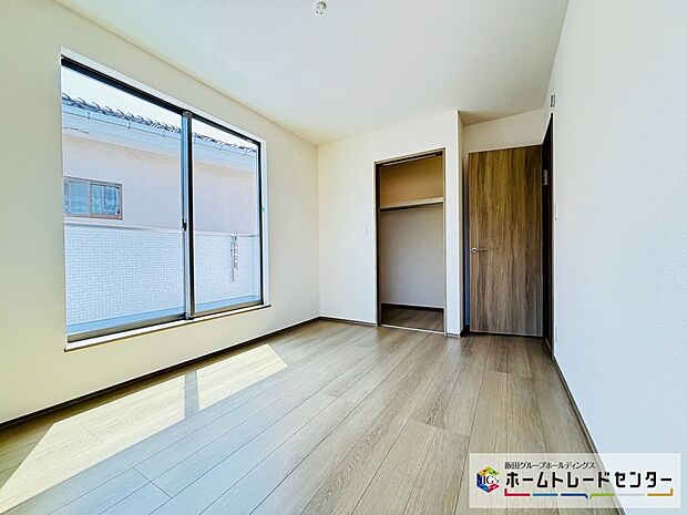 【☆BedRoom☆】A号棟～主寝室～
6.2帖主寝室はウォークインクローゼット収納となります。開放的なバルコニー直結のお部屋は南向きなのでお日様の光をたっぷり取り込んで目覚めのいい朝を迎えられます♪