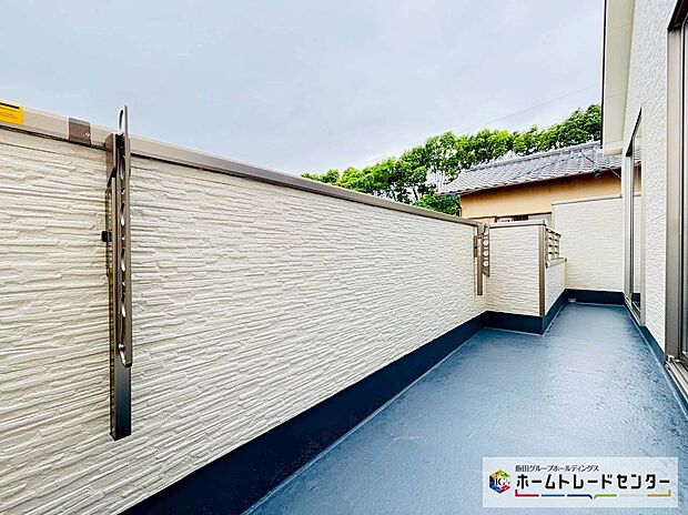 【☆Balcony☆】A号棟～バルコニー～
南向きバルコニーは２洋室から出入りができます。折り畳みアームが設置され洗濯物やお布団もたっぷり干せます