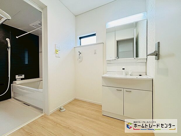 【☆Powder Room☆】~洗面室~
白を基調とした爽やかなサニタリースペース。清潔感のある快適空間です。毎日の身支度も気持ち良くお使い頂けます。