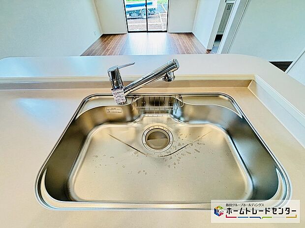 【【設備】浄水器内蔵キッチン水栓】浄水カートリッジ内蔵で場所を取らずに見た目もスッキリ。ノズルはシャワーヘッドになっておりお掃除も楽々です。
