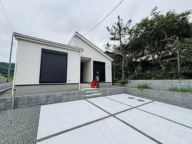 【【設備】１階掃き出し窓シャッター】防犯・プライバシーに配慮したシャッターを設置。台風など、強風で飛んでくる飛来物や雨風からも窓ガラスを守ってくれます。

