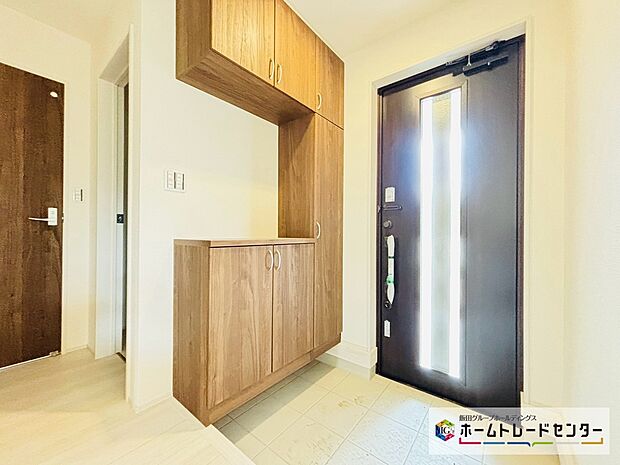 【☆EntranceHall☆（１号棟）】～玄関～
お家に出会う人々を迎える玄関だからこそ、広々清潔感あふれる空間にしたいものです。採光・通風にも配慮された設計で毎日明るい空間をキープします♪