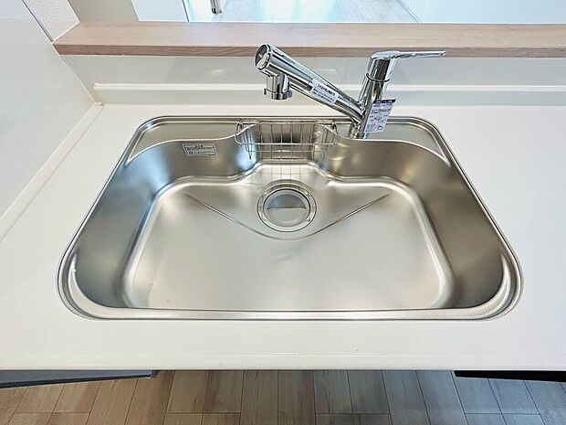 【【設備】一体型浄水器】浄水カートリッジ内蔵で場所を取らずに見た目もスッキリ。ノズルはシャワーヘッドになっておりお掃除も楽々です。