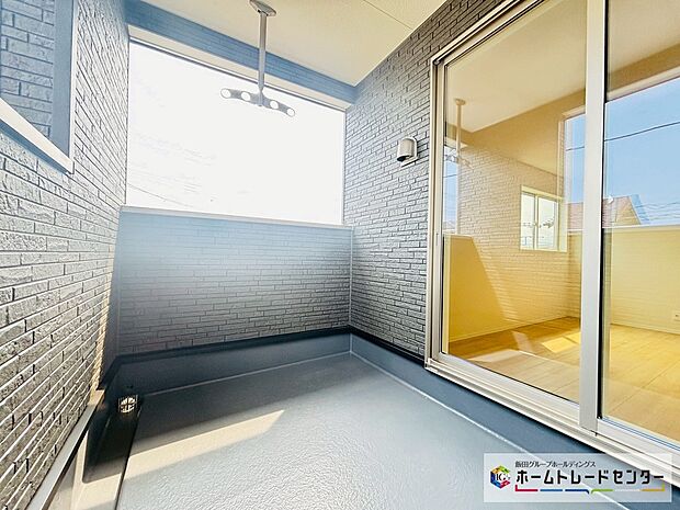 【☆Balcony☆】~バルコニー~
南コーナーのバルコニーは朝から日差しが入ります。折り畳みアームが設置され洗濯物やお布団もたっぷり干せます