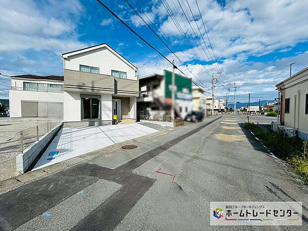 【前道路を含む現地外観写真】南側7.6ｍ幅の公道が接します