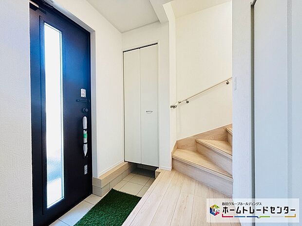 【☆EntranceHall☆】2号棟~玄関ホール~
扉が付く収納はスッキリとした玄関ホールでお客様をお迎えできます