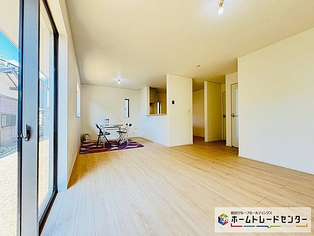 【☆Living☆】2号棟~LDK~
人気の対面式キッチンのLDKです♪料理をしながらもリビングで寛ぐ家族と会話が弾みます。外気温の影響を受けにくい複層ガラスを採用するなど、エコ&省エネにも対応しています