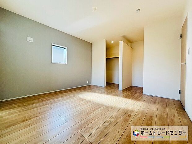 【☆BedRoom☆(1号棟)】~主寝室~
主寝室にはウォークインクローゼットを設置しました。衣類やバックからスーツケースなど、スッキリと収納が可能です♪