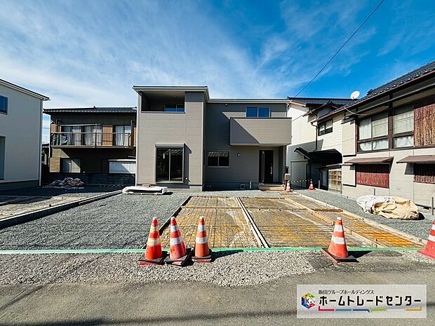 【現地外観写真】2号棟 希少な5LDKの間取りです。2階2洋室それぞれに南バルコニが設置され充実のプライベートルームとなります