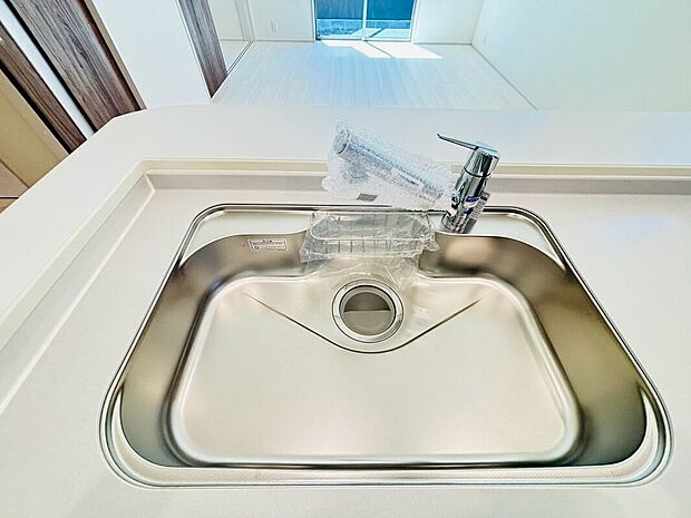【【設備】浄水器内蔵キッチン水栓】浄水カートリッジ内蔵で場所を取らずに見た目もスッキリ。ノズルはシャワーヘッドになっておりお掃除も楽々です。