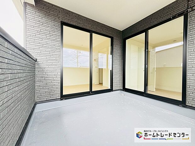 【☆Balcony☆】~バルコニー~
南コーナーのバルコニーは朝から日差しが入ります。折り畳みアームが設置され洗濯物やお布団もたっぷり干せます
