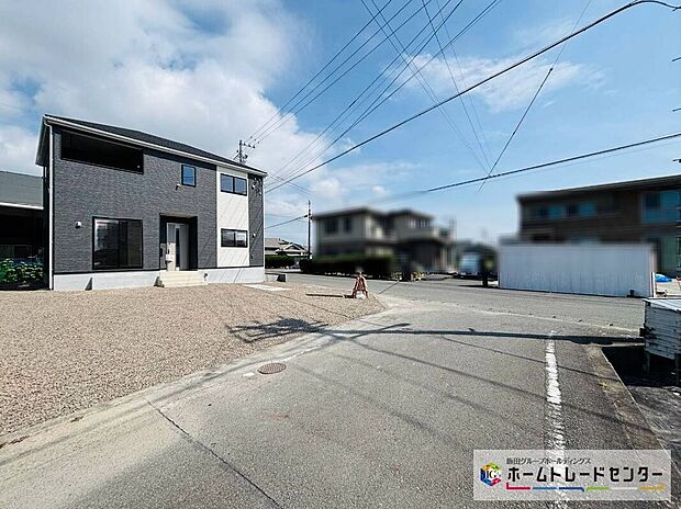 【前道路を含む現地外観写真】南東道路は4.5m幅となります。駐車もしやすい広さです