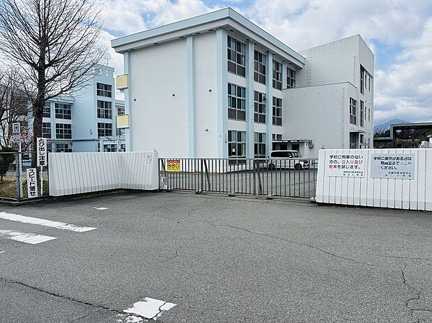 朝日小学校（約1,550m）