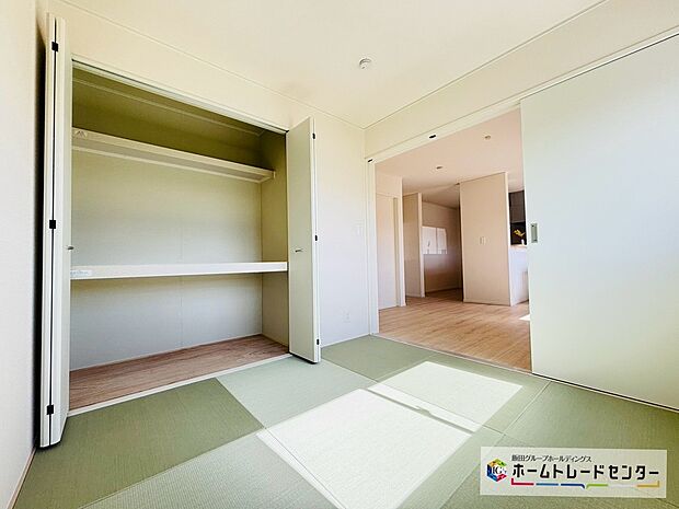 【☆Japanese Room☆(6号棟)】~洋風和室~
リビングと廊下を挟む独立性がある和室です。南掃き出し窓からたっぷりの日差しが入る居室です