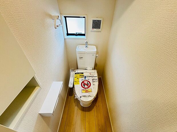 【【設備】シャワートイレ】1階、2階それぞれに窓が付くシャワートイレを設置しました。白を基調とした清潔感のある窓付きのトイレは陽射し差し込む明るい空間となり、換気環境も良好です