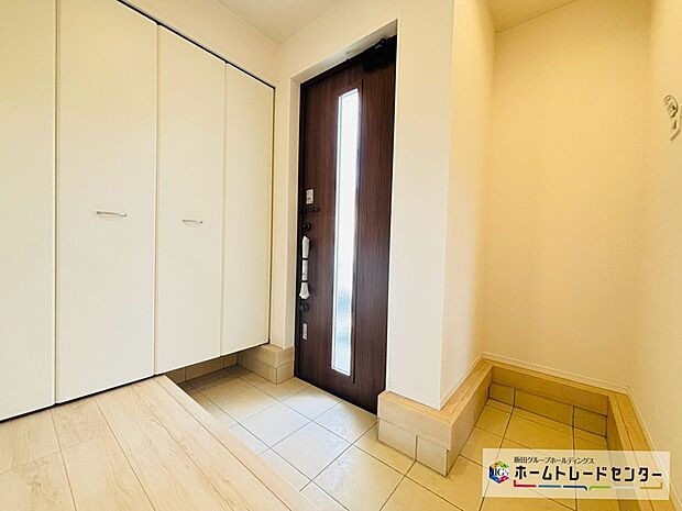 【☆EntranceHall☆】~玄関ホール~
お家に出会う人々を迎える玄関だからこそ、広々清潔感あふれる空間にしたいものです。採光・通風にも配慮された設計で毎日明るい空間をキープします♪