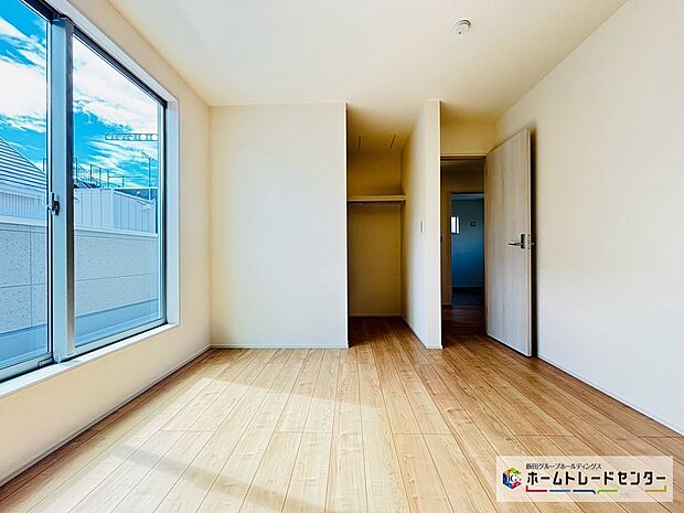 【☆BedRoom☆(1号棟)】~主寝室~
主寝室にはウォークインクローゼットを設置しました。衣類やバックからスーツケースなど、スッキリと収納が可能です♪