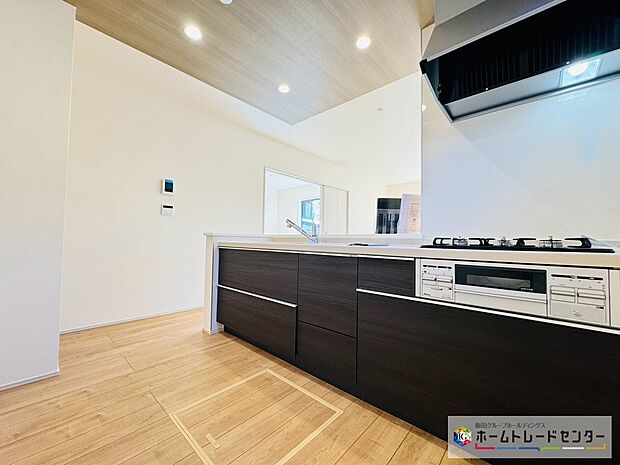 【☆kitchen☆】～キッチン～
システムキッチンは収納力と使い勝手を追求したスライド引き出しです。スムーズな開閉でストレスなくお料理を楽しめます♪
