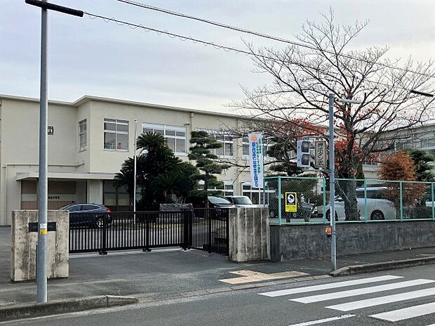 向山小学校まで徒歩約2分
教育施設が近く通学も安心！