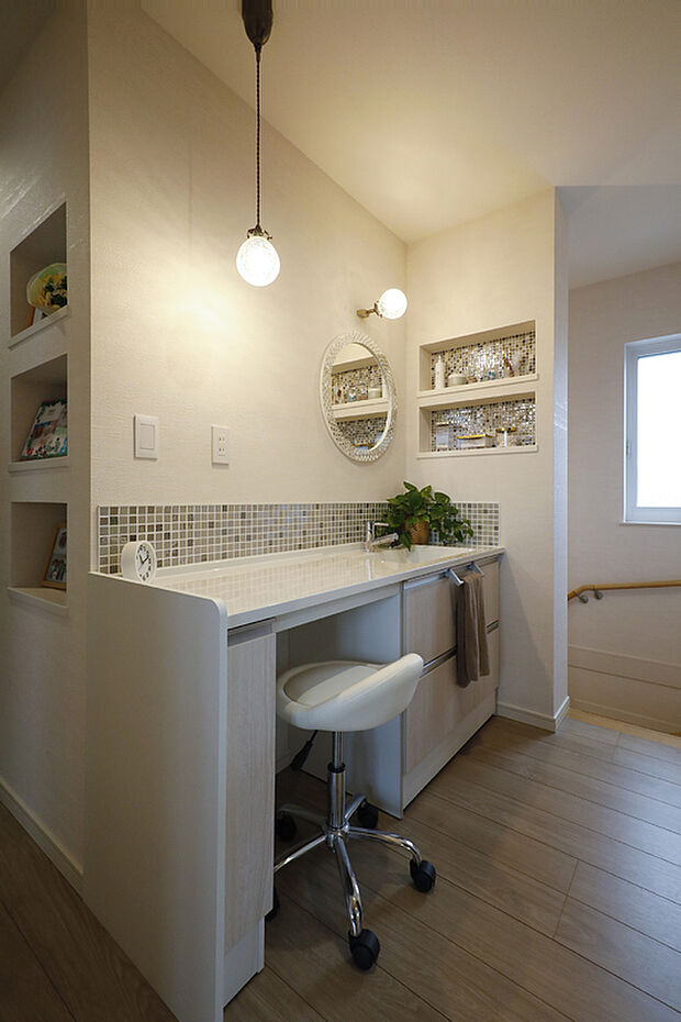 【当社施工例／パウダーコーナー】2階ホールに設けたパウダーコーナーは、アクセントにモザイクタイルを使用。こだわりの照明がインテリアとマッチし、個性的ながらも清潔感あふれる印象に。