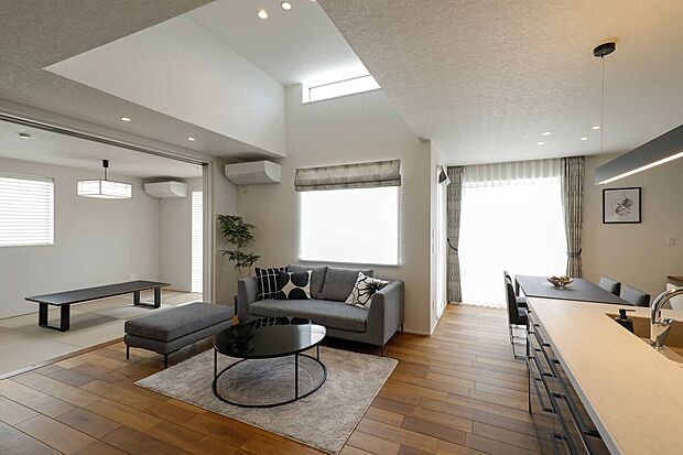 【当社施工例／ＬＤＫ】浜松上新屋お泊まりハウス（当社モデルハウス）
リュクスモダンでしつらえたインテリアが心を満たします。