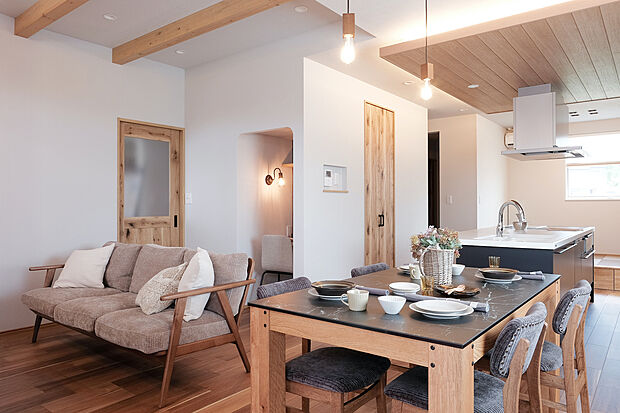 キッチンを中心とした回遊導線から成る23帖のLDK。デザイン性と機能性のどちらにもこだわりました。多目的に使うことができるインナーテラスや小上がりの和室を家族がくつろぐリビングと同じ空間に設けました。