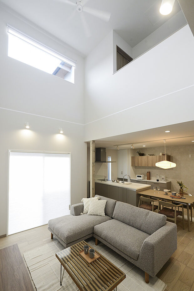 【LDK】明るく開放的な吹き抜けリビングは、2階の廊下からも見下ろすことができます。