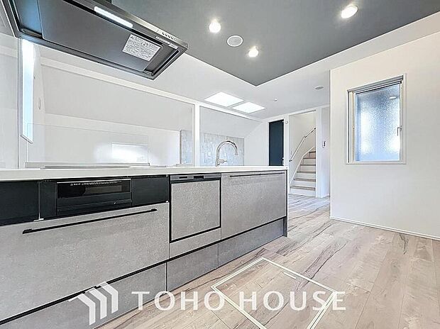 【安心感ある対面キッチン♪】
作業スペースを多くとった対面キッチン。夫婦そろってキッチンに立っても調理がしやすいゆとりある広さ。収納力豊富。家事をしながら会話も弾みます♪