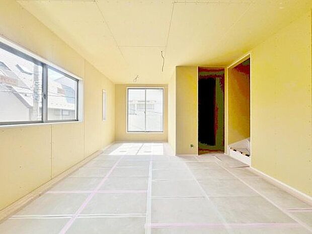 【リビング・現況】
家族の会話や笑顔が行き交うリビングで、大きなソファやダイニングテーブルでゆったり食事をしたりくつろぎたい♪そんな夢が叶えられる空間です!