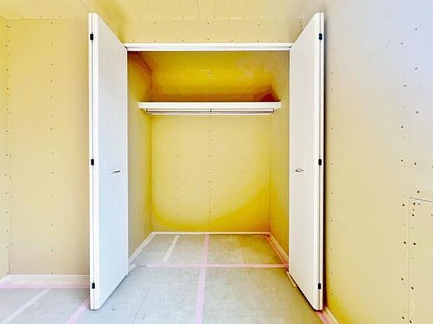 【収納・現況】
収納の多さも魅力です!使い勝手の良い収納を豊富に設置しております。居住スペースを充分に確保することができる為、ゆとりある室内で、ゆっくりとご寛ぎいただけます。