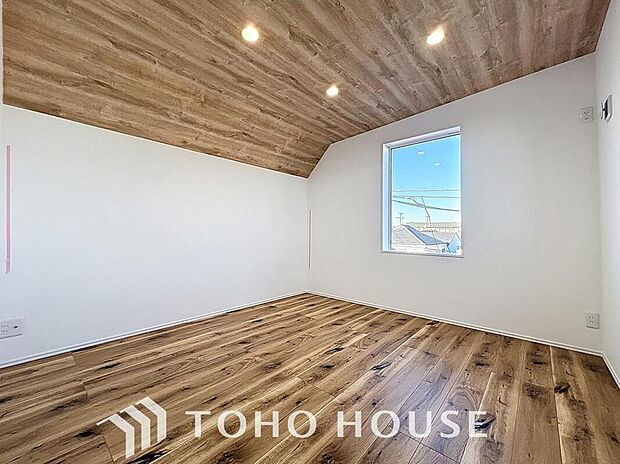 【居室】
主寝室は十分な広さに加えて、快適に目覚められるよう、大きな採光窓を設けました。