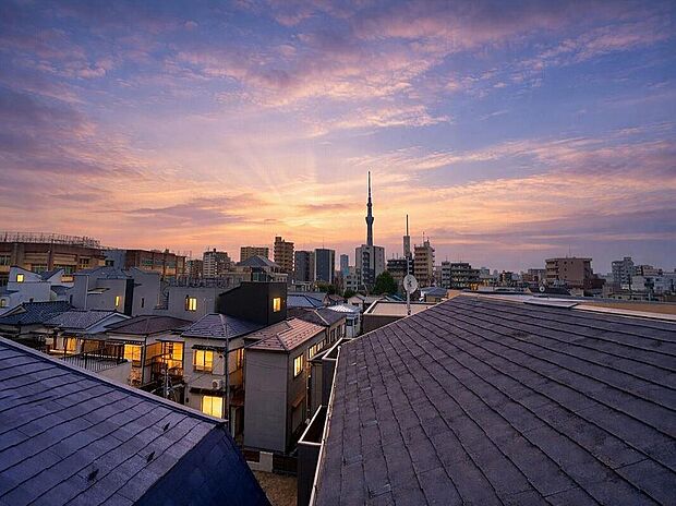 【穏やかな街並みの眺望】
穏やかな街並みを一望しながら、爽やかな風と柔らかく降り注ぐ陽光を感じて頂けます。心地良い開放感が暮らしにゆとりと充足感をもたらします。