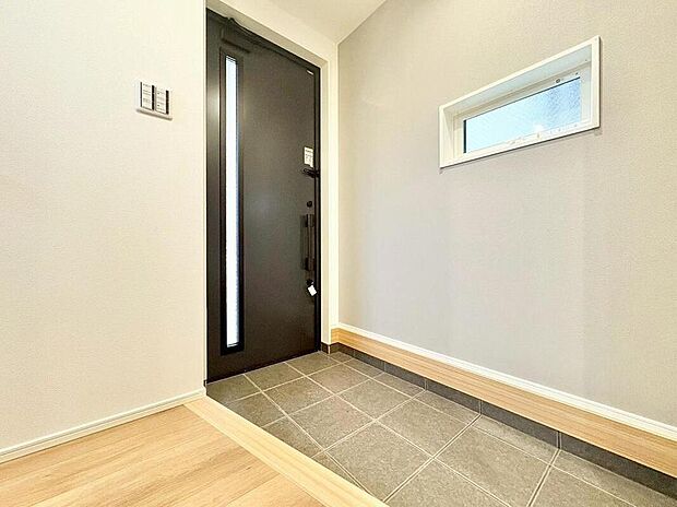 【玄関】
清潔印象の玄関です。スペースを無駄なく活用し、使いやすいシューズボックスを設置しております。