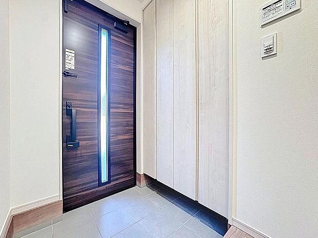 【散らかりがちな玄関もスッキリ♪】
清潔印象の玄関です。スペースを無駄なく活用し、使いやすいシューズボックスを設置しております。