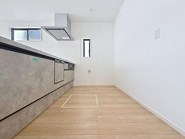 【窓あり×キッチン♪】
作業スペースを多くとったキッチンには
、コンロ横にスリット窓を設置し通気性と明るさを取り入れました。