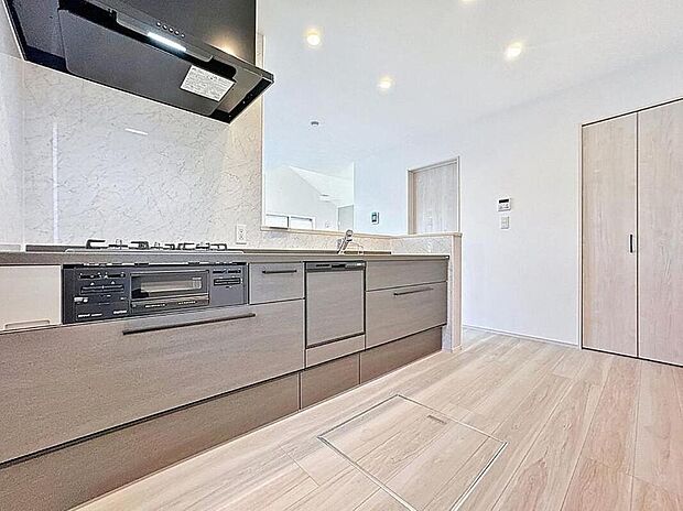 【食洗機を備えた対面キッチン♪】
たくさんの洗い物が出ても食洗機付きキッチンなら安心ですね。食後は食洗器に任せてご家族での会話も増え楽しい新生活の始まりです!