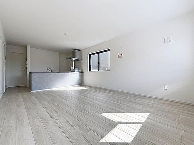 【家事楽プランの間取り♪】
1階、リビング階に水回りが集結していることで家事導線も確保され、《暮らしやすい》の実現が叶うお家です♪