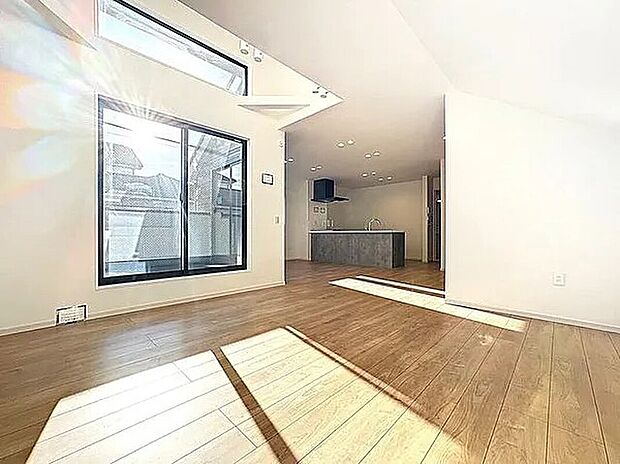 広々の24.2帖LDK～上部吹き抜けとなっており、風通り、陽当り最高です！