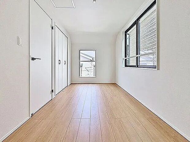 「アクセントクロスを採用した内装」一部グレーベースのクロスがお部屋のアクセントに。統一感もある優しい色合いのリビング空間を演出しています。