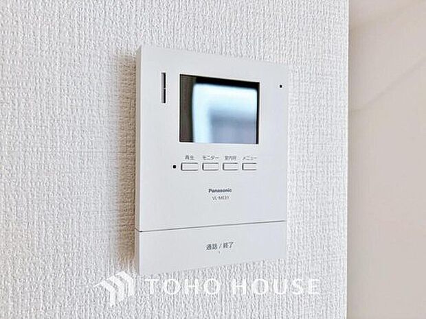 【モニター付きインターホン】「見える安心」をカタチにしました。誰が来てもわかる様にモニター付きインターホンを設置。家事導線を考慮した個所に設置し、防犯性と利便性に優れ快適と安らぎを合わせた優しい設計。