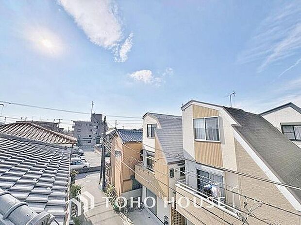 【住戸からの眺望写真】穏やかな街並みを一望しながら、爽やかな風と柔らかく降り注ぐ陽光を感じて頂けます。心地良い開放感が暮らしにゆとりと充足感をもたらします。