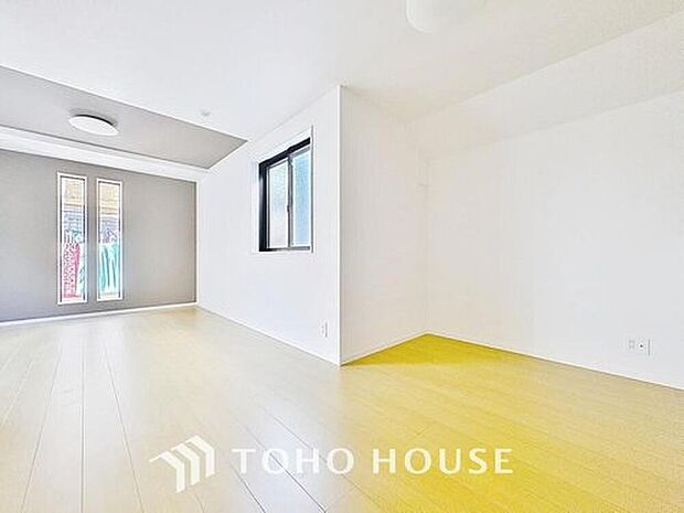 【リビング】居心地の良いリビングダイニングには自然と家族みんなが集まってきます。明るく穏やかな空気のなかで飲んだり、食べたり、笑ったり。