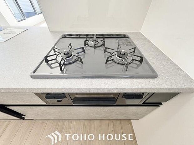 【三口コンロ】見た目に美しく使いやすさにも優れ、吹きこぼれ等のお掃除も簡単。3口コンロで忙しくても同時に調理ができるので便利ですね。