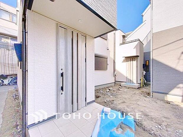 【玄関】【玄関前】
上質感漂う玄関へのアプローチ。家族の帰りを待ち、訪れる方を優しく迎える。そんな安らぎに満ちた生活空間を予感させる生活イメージが湧き出てきそうな物件です。