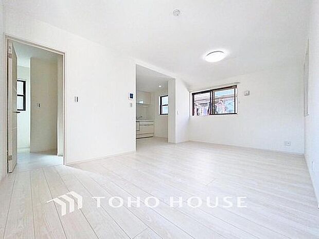 【リビング】【インテリアを引き立てるホワイト♪】
お部屋全体が優しく柔らかな色合いとなっていて、お家時間を穏やかに過ごせる空間が広がっています。